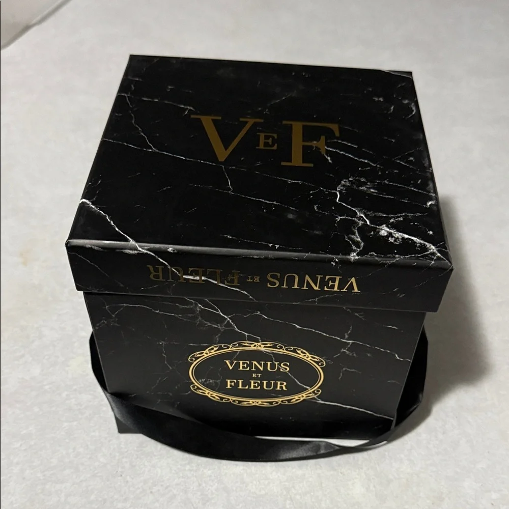 Venus Et Fleur Pink Roses in Black Box - Picture 6 of 9